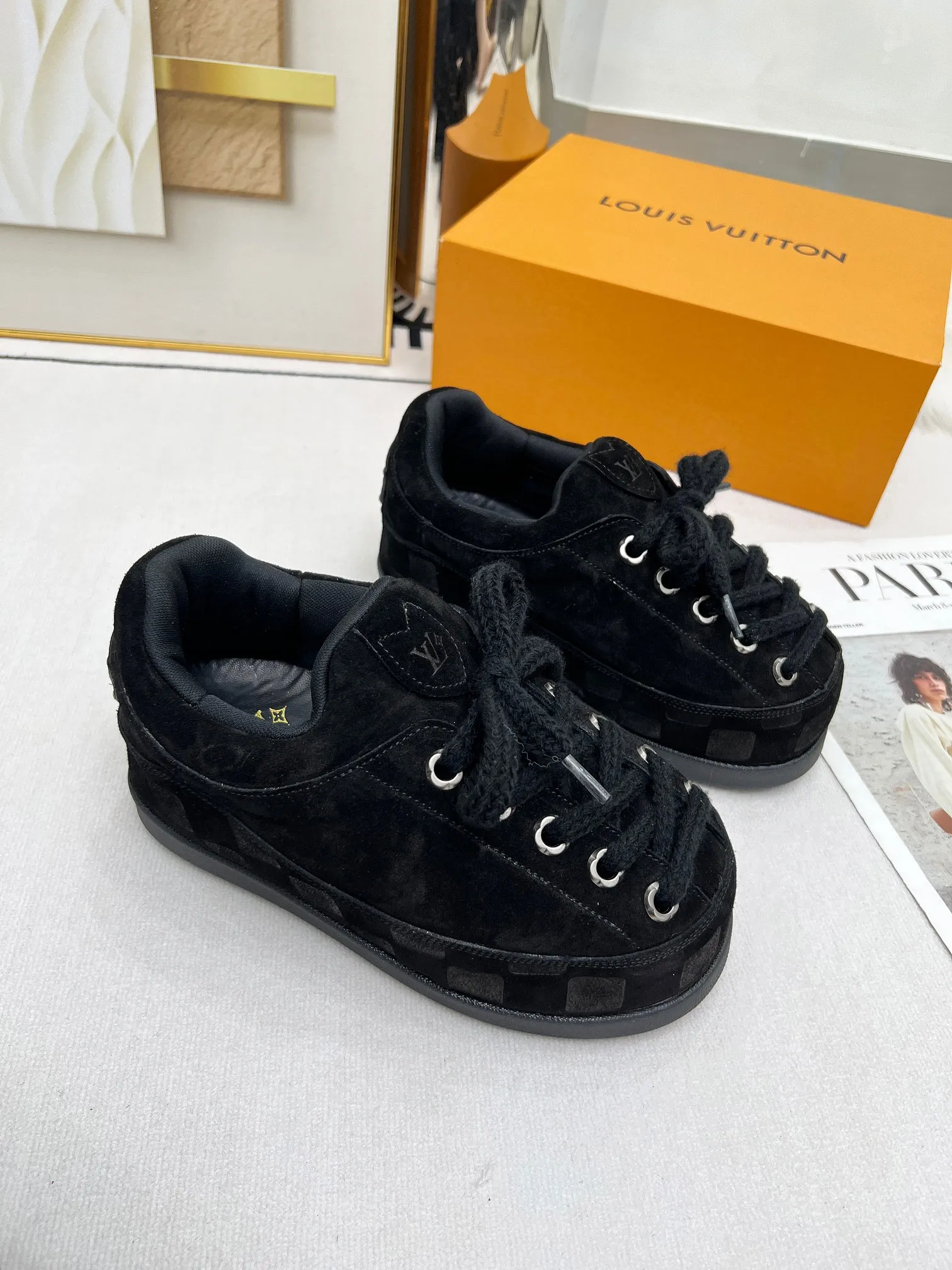 👟👟Ex-factory price 660👟👟 louis vuitton (Louis Vuitton/lv)🔍Autumn and winter~Ugly little chubby, new shoe style YETI🔥🔥🔥🔥 Super street-style bread shoes are here! ! ! Chubby is so cute~💞 What a great tool for showing off slim legs! The inner height is increased by 5 cm, the legs are longer and thinner, and the beef tendon bottom is super comfortable, suitable for couples 💞💞💞💞 Fabric: imported high mercerized ox velvet embossed craftsmanship Number of yards: 35-45 yards (46🉑custom-made, non-returnable)
